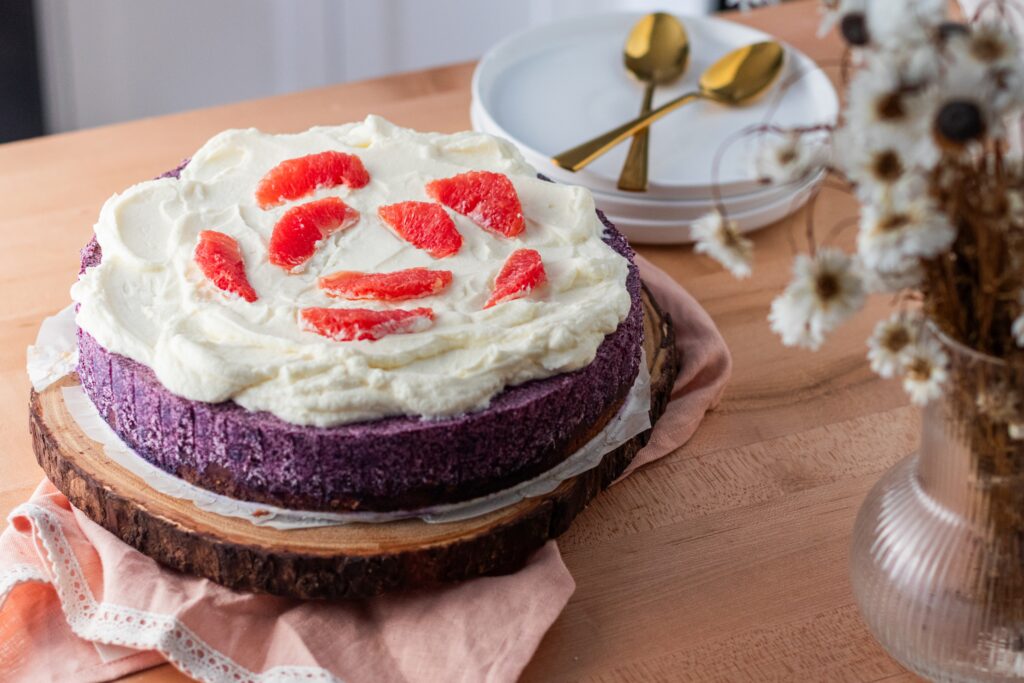 Gâteau Au Pamplemousse De La Floride, à La Mousse Aux Bleuets Et à La Crème Fouettée Au Chocolat Blanc