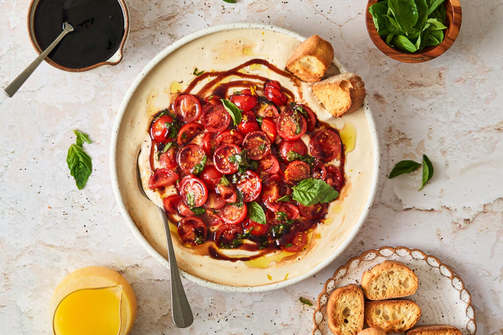 Fromage Cottage Fouetté Avec Tomates Marinées Et Réduction De Jus D'orange De La Floride Et De Vinaigre Balsamique